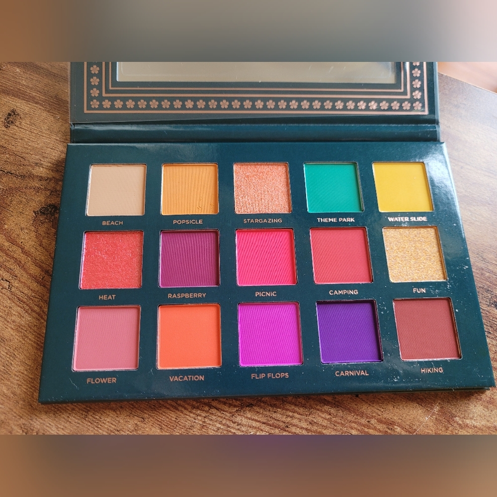Ace Beaute Nostalgia eyeshadow palette